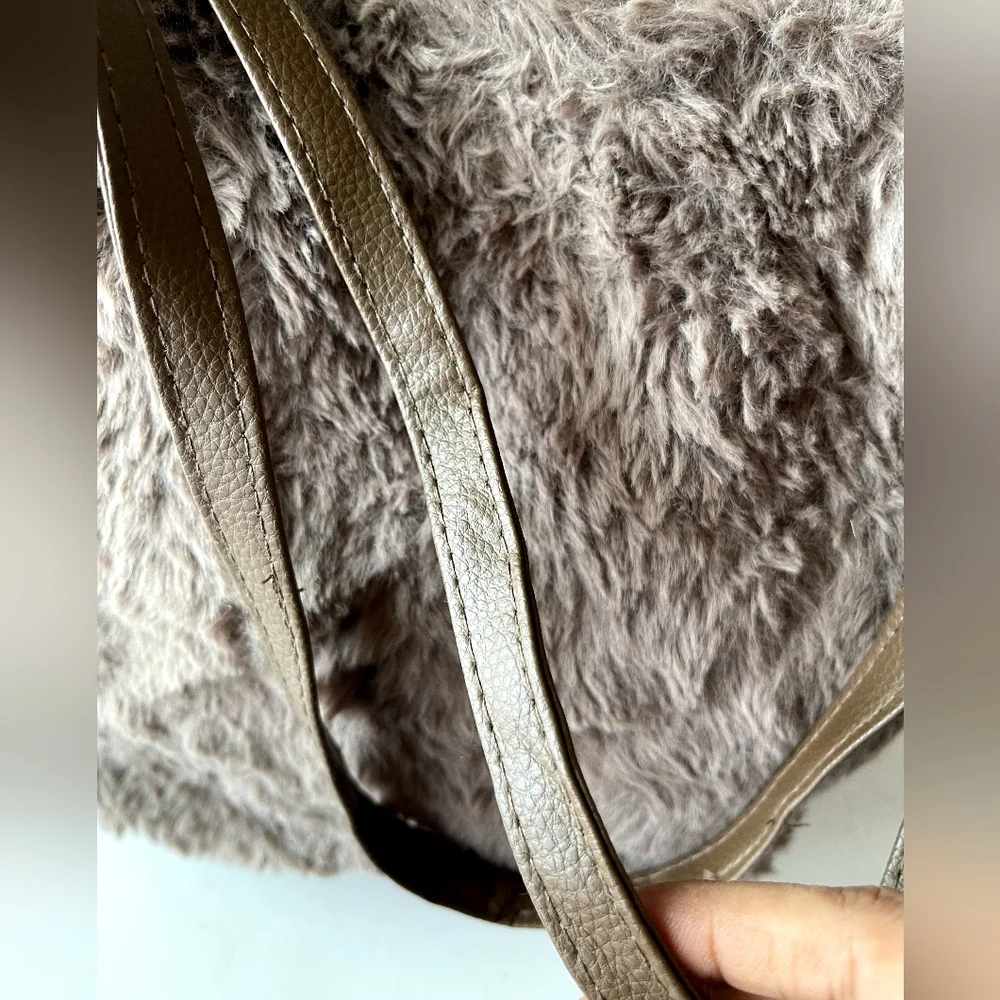 L A bagagerie imported fur bag - Picture 6 of 11